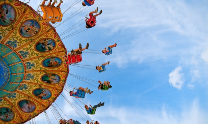 patrons enjoying an amusement park after COVID-19