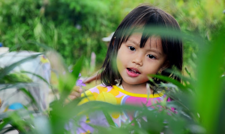 A child posing for a professional photographer.