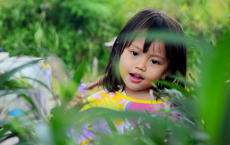 A child posing for a professional photographer.